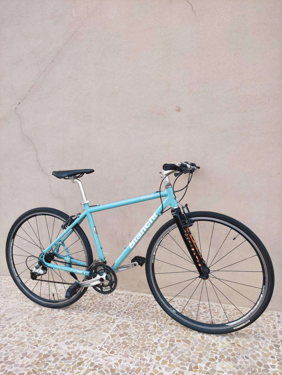 السلام عليكم
دراجه ماركة #BIANCHI بيانكا العالميه ماركه غنيه عن التعريف 

صنع ايطالي اصلي🇮🇹 ...حجم28 (C700) قياس M ميديم 

فوول المنيوم خفيف جدا  فريم تصميم حديث ...سلس جدا 

لون مميز جداً فيروزي مطعم ب أبيض لامع ميتاليك 🩵🤍

سستم شيمانو كامل سيت ديور #SHIMANO_DIORE

بدالات السرعة #لعابات من ارقى وافضل البدالات بلعالم متصل مع

بريكات شيمانو اصلي حتى الفحمات مختومات #SHIMANO

مجمع بولبرين براكيت بوش شيمانو اصلي احترافي اورجنال

وياله بولبرين احترافية من ماركة R500 طبقتين سرعه خرافيه 

تايرات كتان اصليه ماركة #PANARACER نقشه ناعمه سلسة 

سرج  اصلي ..كمبليونات وياله سلايت ..ستاند سلايت اصلي

الدراجه كلش حلوة وبلحقيقه احلى من الصور بهوايا بلأخص اللون

🔴الدراجة من اقوى وارقى المواصفات العالميه يعني فول
     احترافيه

🔴الدراجه قطعه مال حاويه غير مستخدمه داخل العراق 
الدراجه ما مبدل بيها برغي  على وضع الشركه بلاد ختم واحد
 ليبل واحد....ما بيها اي نقص كامله وجاهزه 100% 

المكان موصل الجانب الايسر ....السعر 350 الف (ثابت_نهايتة)

يوجد توصيل بغداد 

رقمي ***********

