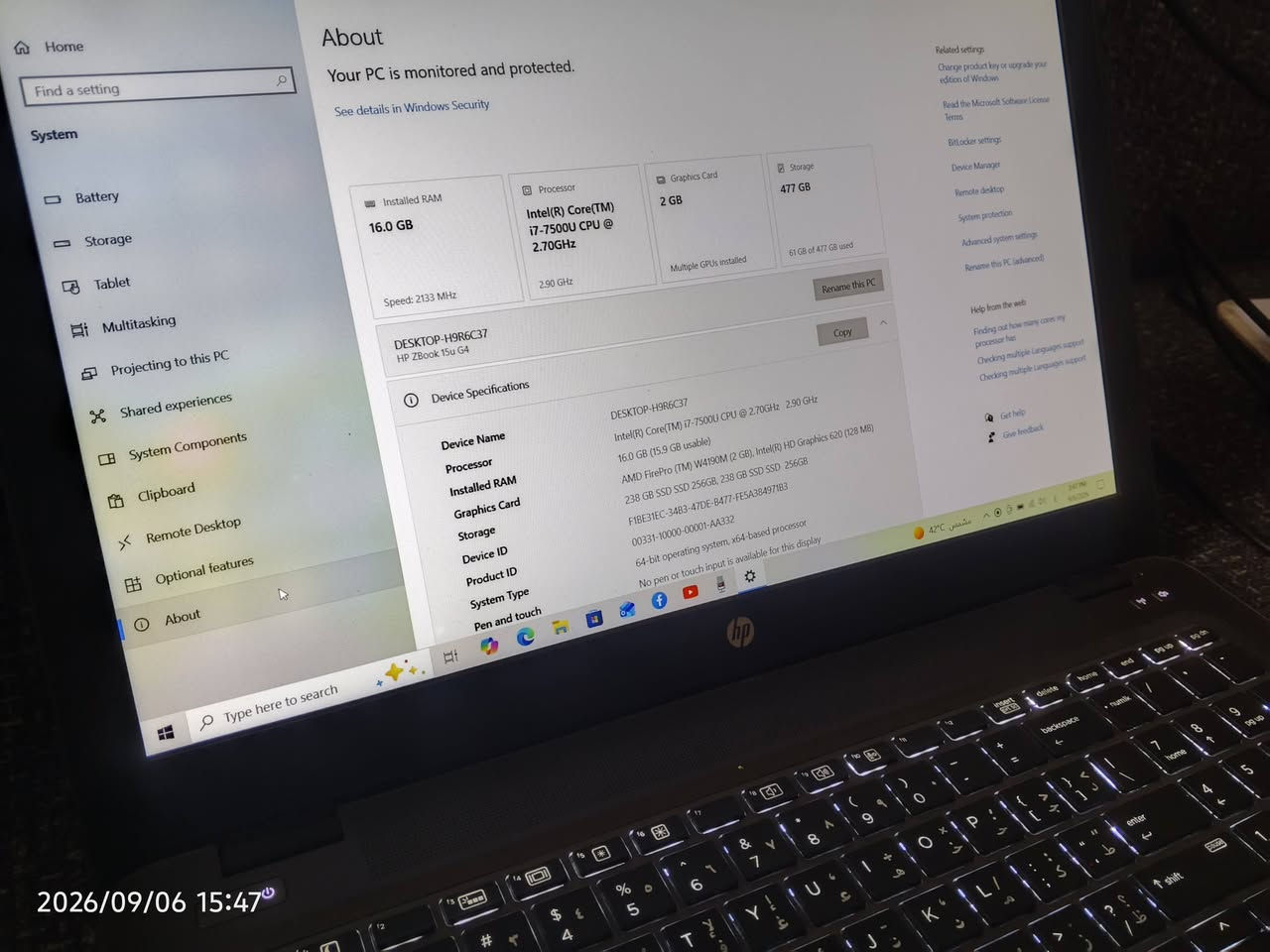 السلام عليكم، لابتوب عملي وقوي جداً مخصص للأعمال الهندسية، البرمجة، والتصفح والعمل اليومي.
​المواصفات الفنية:
​الموديل: HP ZBook 15u G4
​المعالج (CPU): Intel® Core™ i7-7500U بسرعة تصل إلى 2.90GHz
​الذاكرة العشوائية (RAM): 16 جيجابايت DDR4
​التخزين (Storage): 480 جيجابايت SSD (سريع جداً بالنظام)
دعم تقني للرسوميات: يدعم مكتبة DirectX 12 الحديثة لتشغيل الألعاب، البرامج الهندسية، والتصميم ثلاثي الأبعاد (3D) بكفاءة عالية.
​كارت الشاشة (Graphics):
1.​منفصل: AMD FirePro™ W4190M بسعة 2GB
2.​مدمج: Intel® HD Graphics 620
​الشاشة: بحجم 15.6 بوصة بدقة عالية
​النظام: Windows 10 Pro أصلية 64-bit
​الميزات والتصميم الداخلي:
​كيبورد كامل مع أرقام جانبية (Numpad): مريح جداً للكتابة والعمل الحسابي.. منفذ الـ DisplayPort الجانبي متضرر
نظام تحكم مزدوج: يشتمل على Touchpad متعدد اللمس + PointStick بوسط الكيبورد مع 4 أزرار تحكم خارجية.
​المنافذ والاتصال:موضح بالصور
​منفذ USB Type-C حديث + منافذ USB 3.0 سريعة.
​منفذ شبكة LAN + منفذ شريحة SIM + كارت ذاكرة SD.
​منفذ قارئ البطاقات الذكية (Smart Card) + منفذ شاشة VGA + مدخل سماعات.
سعر /285 الف
للتواصل /***********
عنوان/ بغداد
