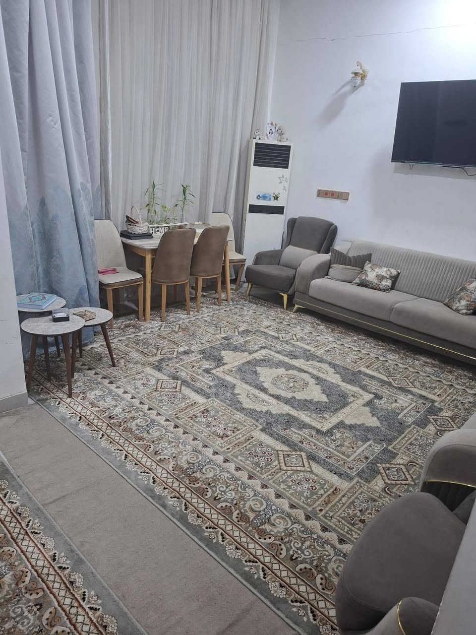 بيت للبيع
زراعي سند 25 ملك صرف وليس مملوك للدوله
يصلح حسينية ويصلح للسكن
مساحته 100 مربع الواجهه 8 والنزال 12.5
شوارع مخدومه عرض الشارع ٨ متر
يبعد على الأمام تقريباً 2 كيلو
15 دقيقه مشي
موقعه كربلاء حي العباس عليه السلام شارع المختار محمد الزميلي / قرب حسينية صاحب الزمان عج
​تفاصيل البيت
طابق ونص  بناء درجه اولى وحديث بناء 2023
يحتوي على غرف عدد 1
استقبال مع صاله كبيره
مطبخ 
صحيات عدد 3 داخليه
البيت ينباع مع الأثاث او بدون اثاث
الشراي يتصل ويدلل
​السعر مع الأثاث: ١٧٥ مليون
السعر من غير الأثاث: ١٦٠ مليون
​متوفر واتساب واتصال وماسنجر
للأستفسار اكثر:
***********
***********
