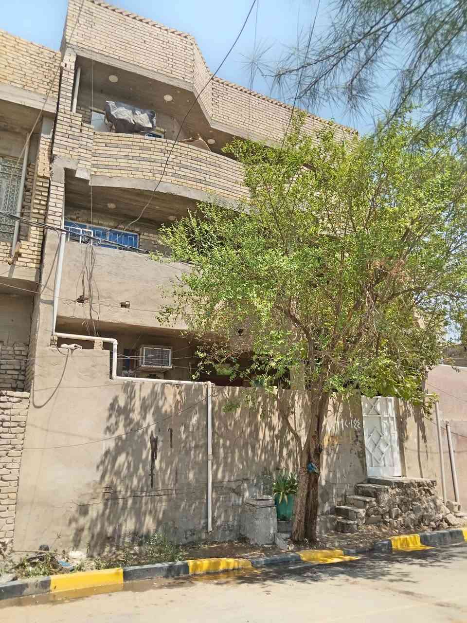 بيت البيع البيت 3 طوابق البناء طابوق عالي على الشارع خدمات تبليط مجاري كله جديد ٧ غرف نوم واستقبال ومطبخ مع صاله داخليه *********** اتصل ودلل
