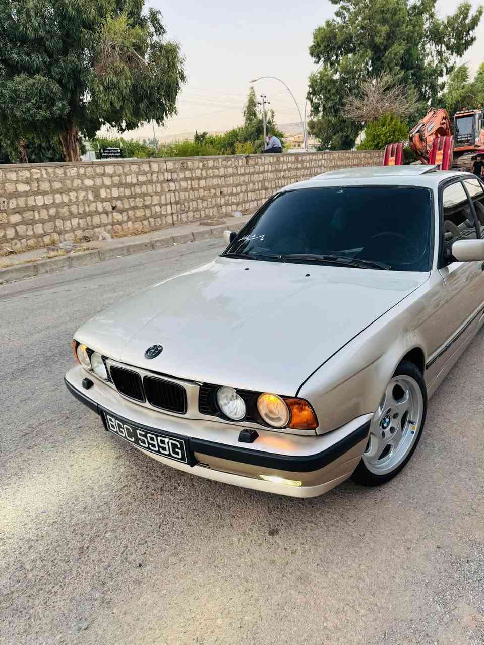 ماشالا شتي تا قانه و جوان 
بيئيم مؤديل 1991 فولي گيرعاديي سه ياره كه ئارم پلاستيك دهوكه به شه رتي هه موو سه يته ره و مه فره زه ك ده فروشم هه موو گياني به شه رت چوارتايه ويلي نوئ نوئ له سه چه مبه ره گه وره لايد بيلادي هؤك بيلادي ده عامي بيلاديي كوشين جلده سلايته هه موو كياني به شه رت مه كينه ٥٢٠ گيرعاديه له رسم جوان ترنه بوو مه سره فت به زياده وه ده ده مه وه شوين كويه *********** هه موو شتي له سه ره كويسينجاك, أربيل
