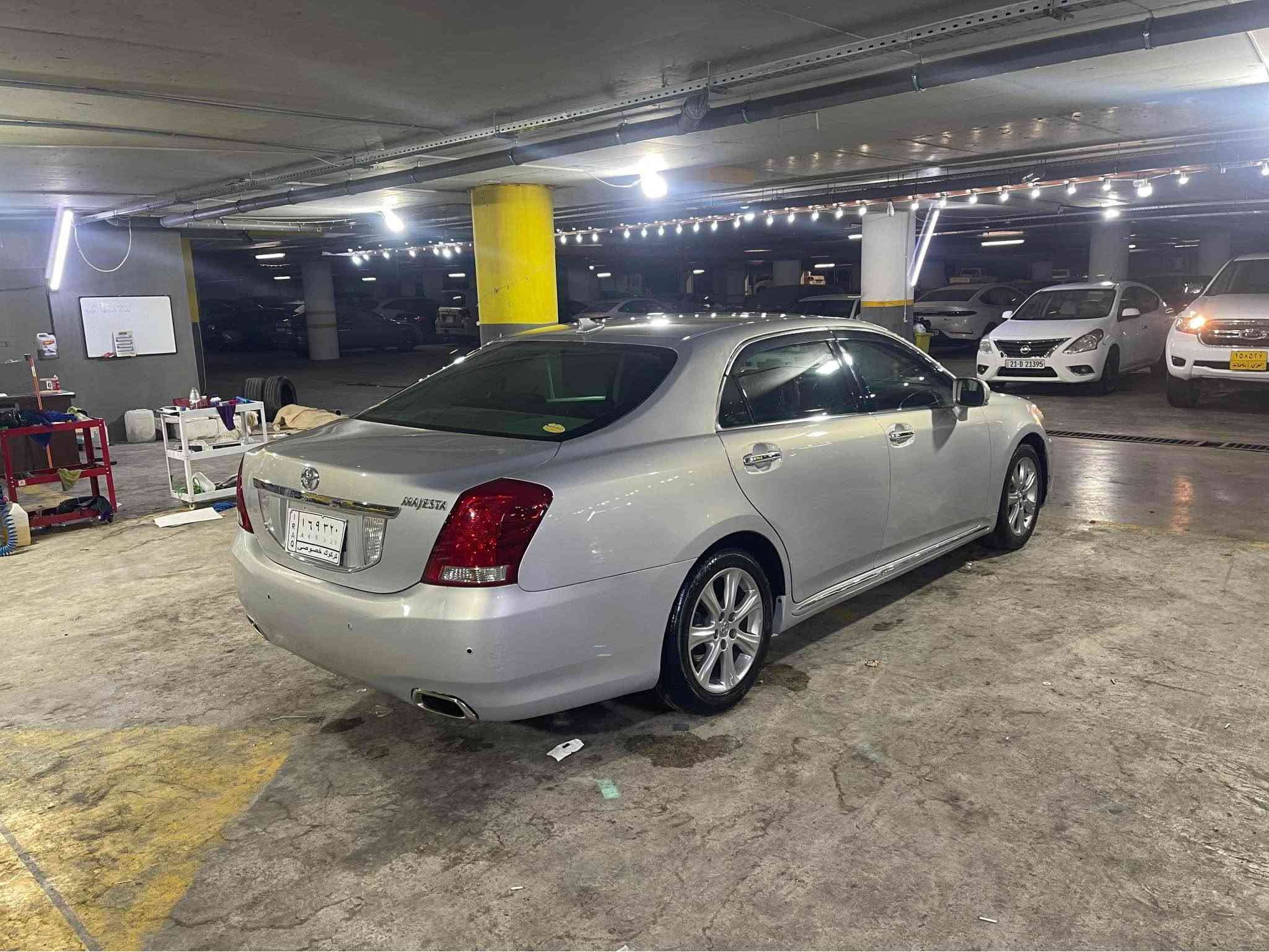 toyota majesta 2011
موسس  ٤٣$
فول موا سه فات به س به رده و جلدو سلايت نيه
مه كينه v8  ره نكى سلڤه ر به حرى
كاميره و شاشه و حاسه ى بيشو دوا
حه مامو بو ليش كراوه جامى بيشو دوا هه لكيراوه
جوارتايه و ويلى لوكى له زيره
ته بريدو كه رمى به شه رت
بريكى به سراوه 
كيرو مه كينه به شه رت *********** السليمانية, العراق
