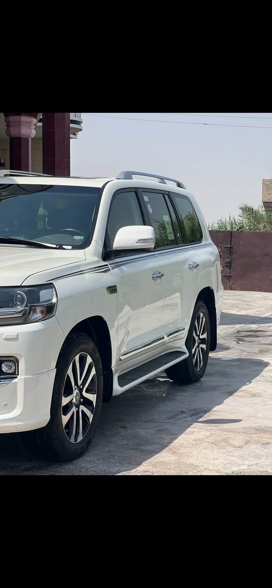 السلام عليكم للبيع لاندكروز 2019 كراند  فول مواصفات 
كفالة عامة بغداد بسمي تحويل
 ثاني يوم سيارة لوك جديدة جداً 
السعر 51 وبيها مجال 
هاتف ***********
هاتف ***********
