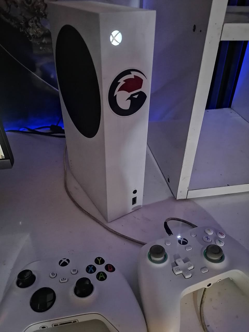 السلام عليكم ابيع شلع اخوتي
اكس بوكس سيريس اس اصدار 23 مفتوح
شاشة نوعيه Asus27 جاي اشغل 2k 
جوستيكات ثنين اصليه وحده منهن بيها بطارية قابله للشحن
كيم باس ٣ اشهر بي العاب قويه منزله
فورزا فيفا ٢٦ وبعد 
مع كيبورت وماوس سيت اب كامل

سعر 550 
هذا رقمي *********** واتساب
