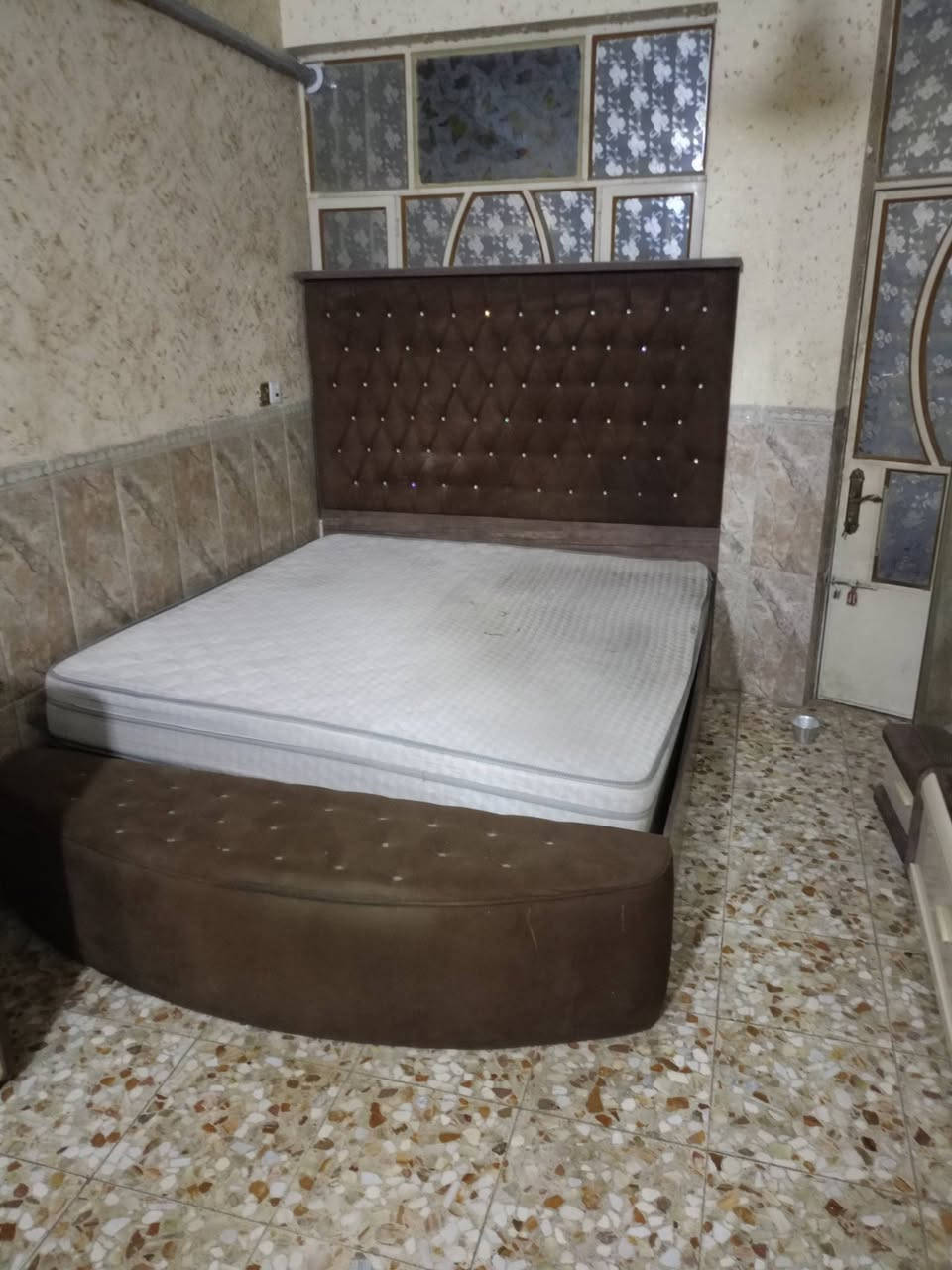 غرفه تركيا ام الصيوان نضافه 80 بلميه السعر 800 الف أو بيهه مجال التواصل الاتصال على الرقم ***********
