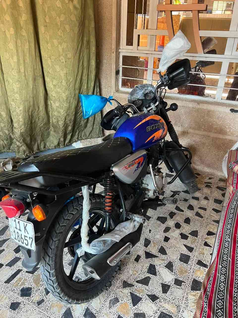 سلام عليكم بوكسر للبيع موديل 2023 نازلة 2024 دراجه نضيفه وجديده (مرقم لوحة وسنوية انكليزي تحويل ثاني يوم )اي نقص مابية شلعه معدل كاملة مكمله عوزه بس سايق دراجة ماشية 18 آلاف مكينه شرط نعومه خرسه سبانه ما محطوط عليها بعده بحالة شركة مكاني الحسينية الراشدية رقم *********** للاتصال أو واتساب
