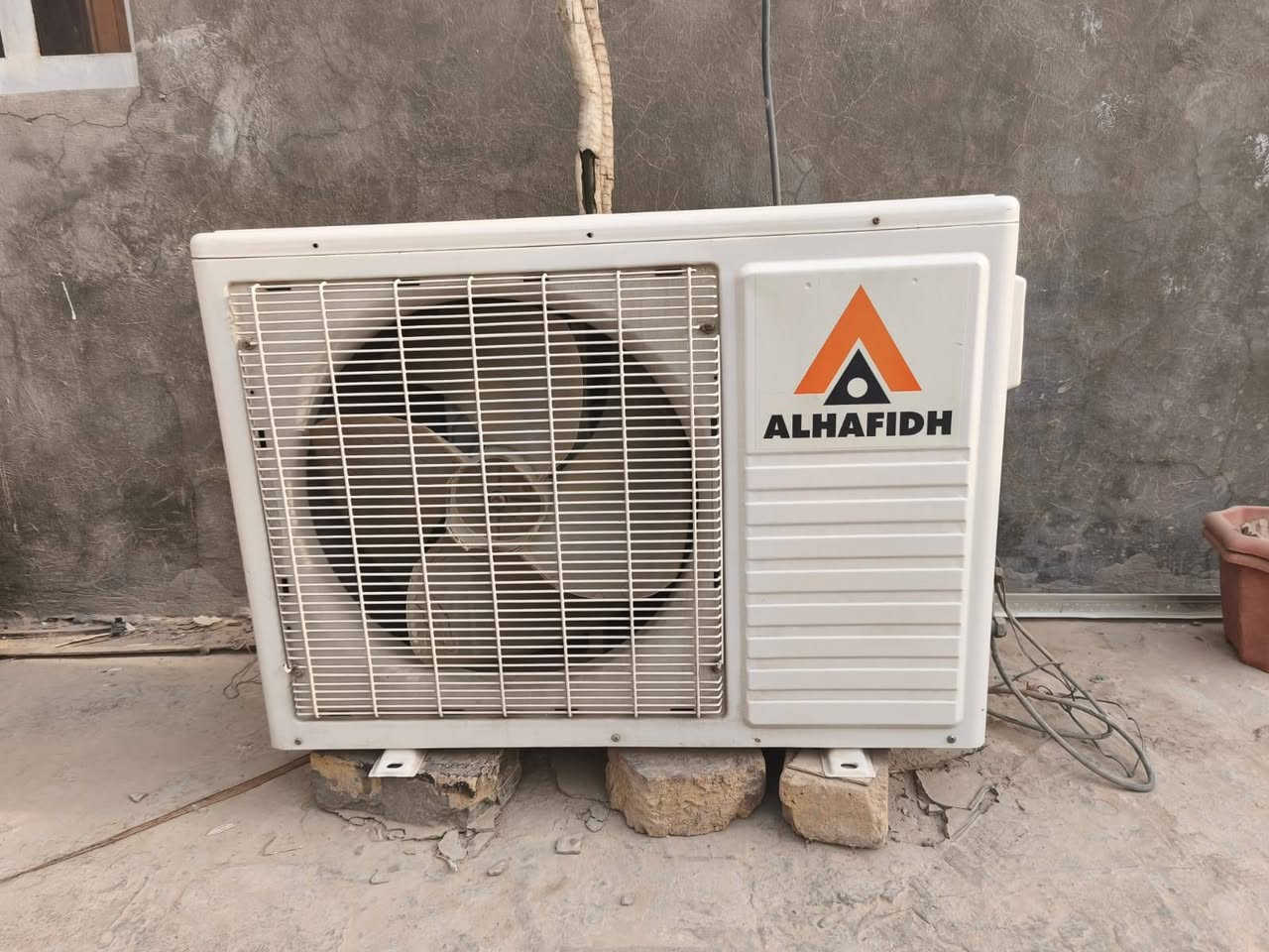 سبلت الحافظ  ثنين طن 
الجهاز  نظيف لكن وحده راحت البروده منه ونريد نبيعه الجهاز مثل ما واضح بالصور نظيف 
وهذا رقم التلفون للاستفسار ***********
