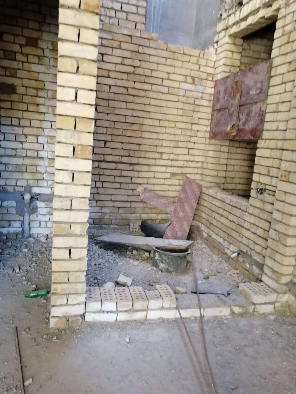 السلام عليكم بيت هيكل للبيع ١٠في ١٠ المساحة ١٠٠ م طابقين وبيتونة ماسس سبالت ومجاري وكهرباء على النص يحتوي على ثلاث غرف نوم ومطبخ وهول غربي وصحيات عدد ٢ ودرج مكسر العنوان البوعيثة الهواشة مجمع السلام شارع المولدة بالفرع المقابل لصيانة جانجان للاستفسار الاتصال على ***********
