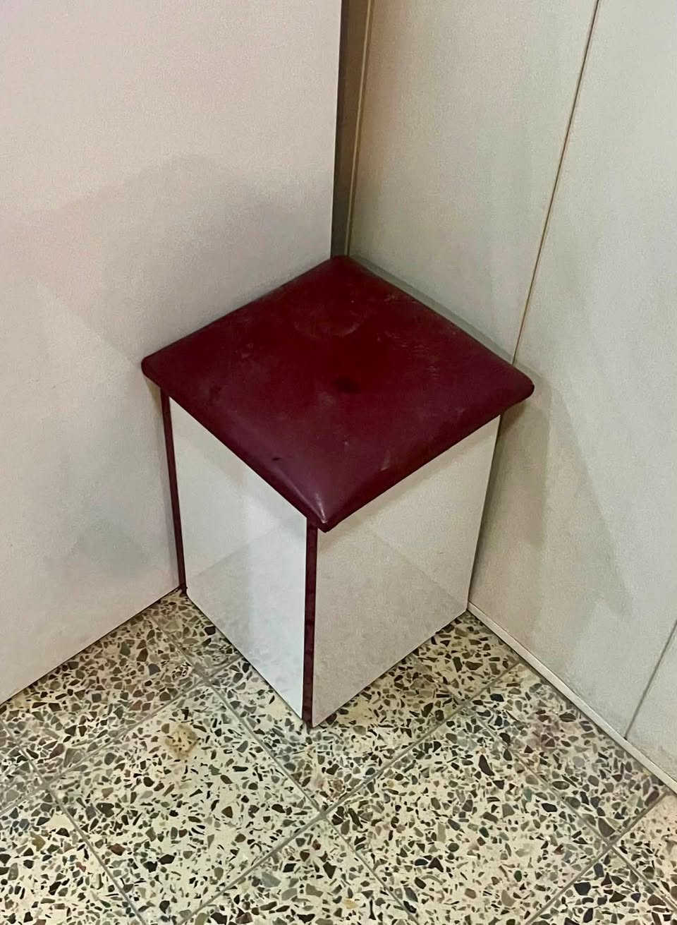 سلام عليكم غرفه تركيه مستعمله 9قطع السعر 450الف بغداد الزعفرانيه ***********
