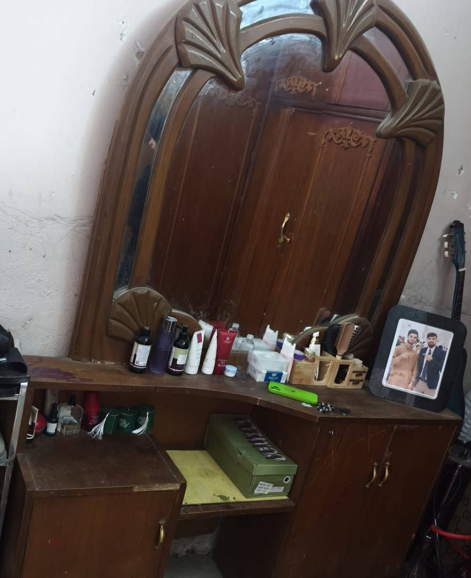 السلام عليكم 
مكلف بالنشر غرفه مستخدمه مكونه من كنتور +ميز تواليت +جربايه +معرض مكتبه /مستعجل على بيعهن العنوان بغداد الشعب شارع الصحه  السعر 350 كلهن وبيهن مجال بسيط 
اتصال ***********
