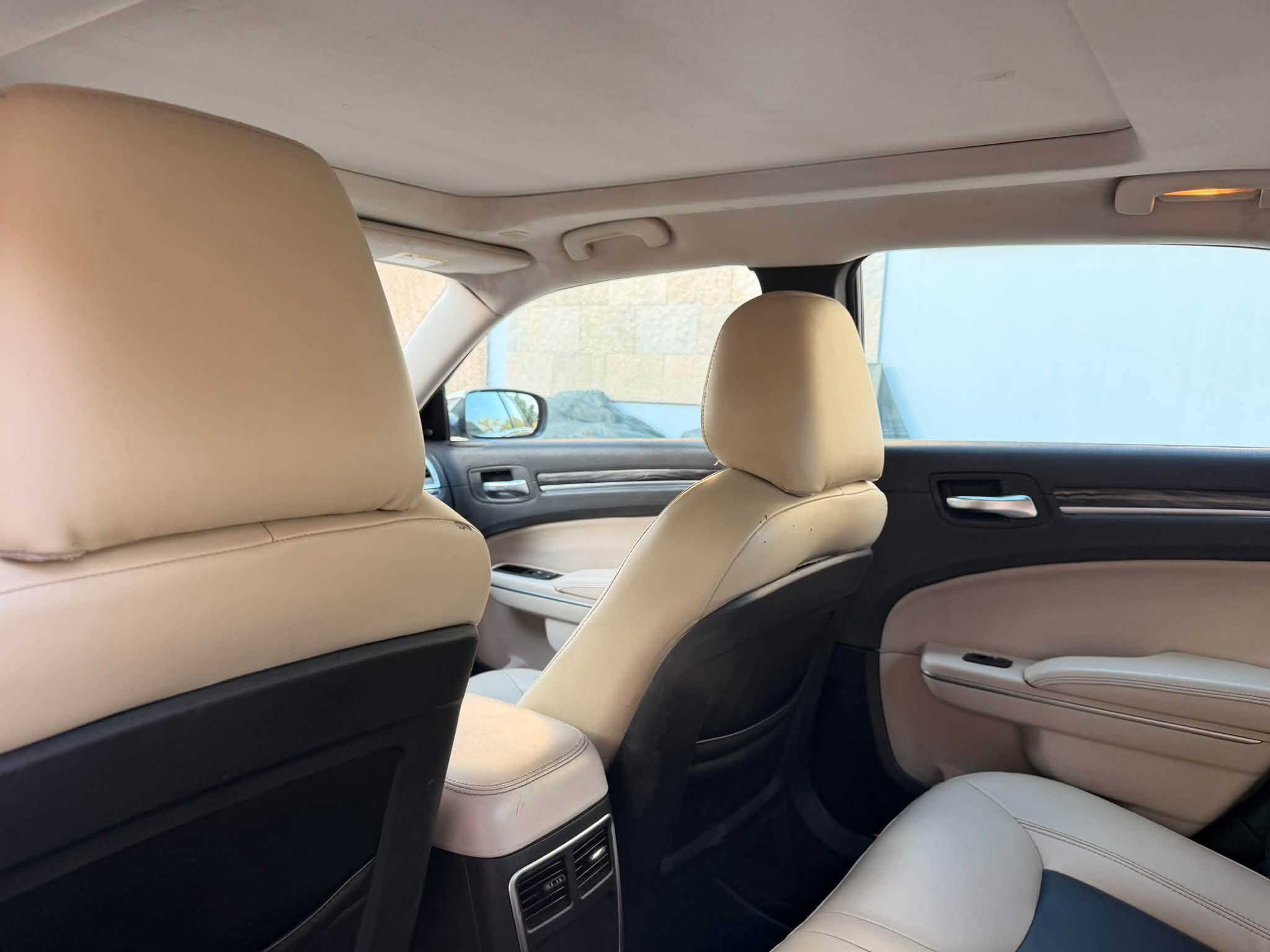 اوباما c300 جديدة بمعنة
المحرك : V6 . 3.6L . 

 السياره كلين تايتل.طابة وتقريرها موجود فقط بارد مكانين بيهة 

المواصفات 

* پانوراما . . 
حساسات خلفية 

* حساسات امامية . 
ماشية ٥٨ الف ميل 

* مصابيح امامية زنون مع LED . 

* شاشه كبيرة مع نظام ملاحة نفكيشن GPS .

* سستم صوت الپاين مع سماعات بريميوم .

* مقصورة الركاب من الجلد

* مقاعد أمامية كهربائية عدد 2 .  . 
داخل جلد ابيض 
* تشغيل عن بعد . . 

* محدد سرعة . 

* تلفون بلوتوث .

* كاميرا خلفية . 

* مرايا متحسسة للاضاءة العالية .

* كير شفتر بالستيرن . 

* دخول ذكي (بصمة) . 
السعر ٢٣ الف دولار  ٢٣٠ ورقة  
للاستفسار سيف *********** مكاني بغداد شهداء البياع

