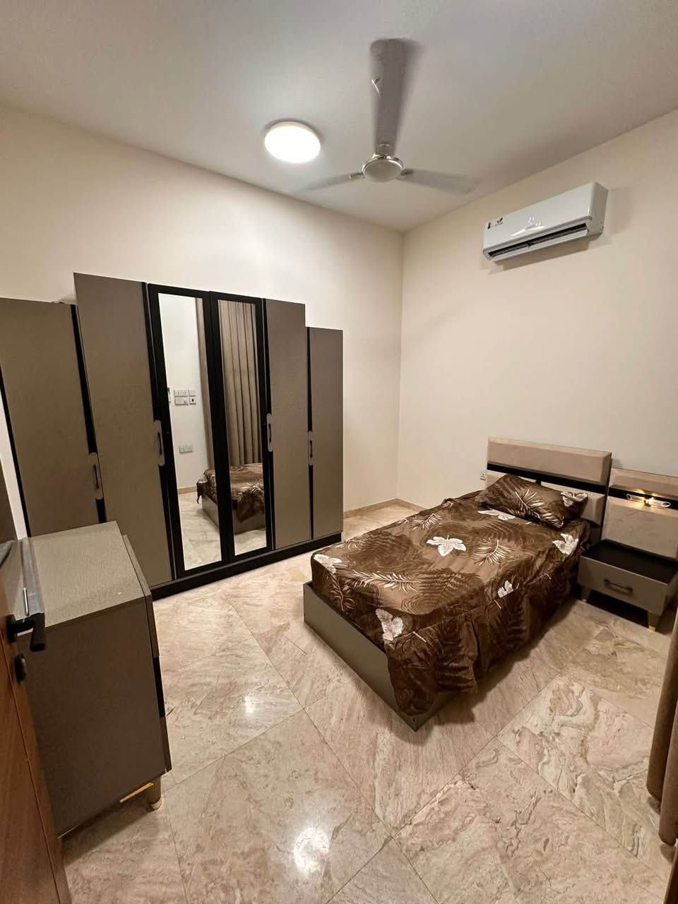 شقه للايجار في منطقة المنصور المتنبي 🏠
التفاصيل ( صاله - مطبخ - صحيات 
- غرف نوم عدد ٢ ) 🛏️
1000$
للاستفسار الاتصال 📞
***********

