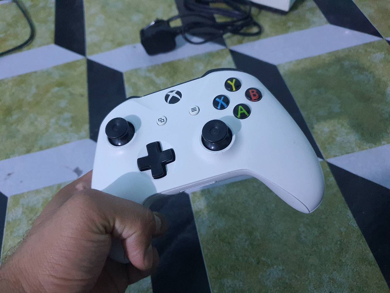 السلام عليكم
xbox one s
ذاكر 512 نص تيرا
لوك ستيكر ما مفتوح 
نضافة ٩٥ بالمية 
يدات ثنين يدة شفافة جديدة استخدام قليل
اما يدة بيض بيهة مشكلة فقط بوردة شحن شغال مابيهة اي مشكلة لكن بسبب بوردة مال شحن من اجيب باتريات تربط طبيعي  بالبلي بس هسة كامت ما تربط بس طلع ضوة ضوة مصور فيديو الهة اما يدة اي مشكلة ما بيهة لا درفت ازاراهة كلهة شغالة 
العاب  بي فقط فيفا ١٧ مملوكة
كيبل باور كيبل hdmi كامل ملحقات
سعره ١٦٥ الف وبي مجال 
العنوان جسر_ديالى_القديم_شارع_٧٠ 
***********