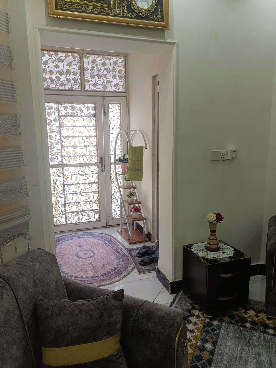 السلام عليكم بيت للبيع في مجمع الكرار السكني مرحله اولى مساحته200 قريب على المدرسه والمول نضيف يتكون من غرفه وصاله واستقبال وصحيات ومطبخ والطابق الثاني غرفه وبالكونه عرض الشارع 15 حديقه خارجيه وكراج السعر ١٣٥ مقدمه عدا المصرف 
مطلوب للمصرف ٤٣ كل شهر تسديد ٢٤١ اي استفسار الاتصال على الرقم ***********
