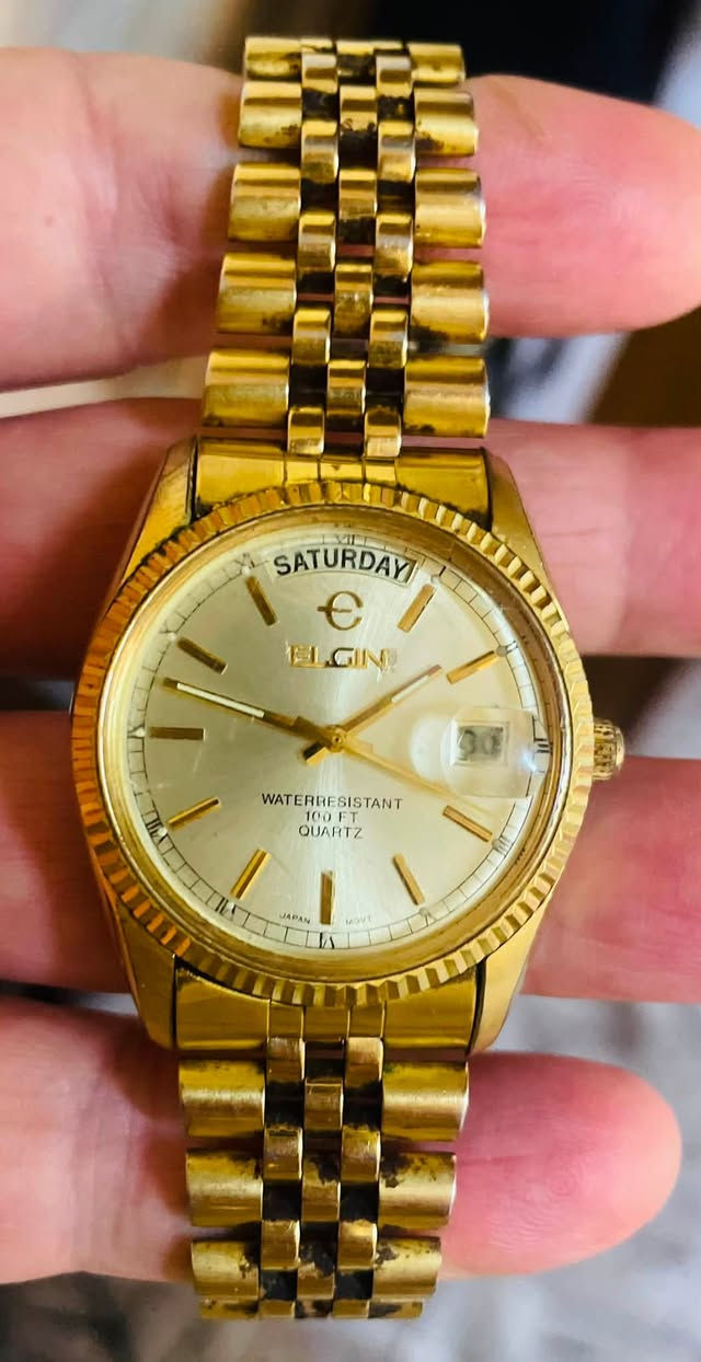 ساعة ألجن(ELGin) ياباني اصلي انتاج عام 1995 كوارتز (بطاريه) القطر 36 ملم 
الهيكل مصنوع من الفولاذ المقاوم للصدأ 
طلاء ذهبي بالكامل ثابت
منفذ التاريخ اليومي عند الرقم 3 
ومنفذ لايام الأسبوع عند الرقم 12
أميال وفواصل (لامينوس)
التصميم مستوحى من ساعة رولكس 
مقاومة للماء حتى عمق 100 متر
نظافة الساعه ممتازه
وقت مضبوط جداً جداااااً
السعر 75 ألف 
للمهتم خاص ***********
المكان كركوك يوجد توصيل
