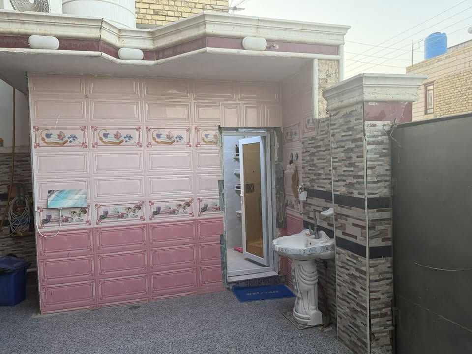 سلام عليكم دار للبيع طابو مساحه ٢٠٠ متر بناء حديث دوانيه وصاله كبيره وصاله صغيره  ومطبخ غرف عدد ٢ ثلاثه مداخل كافت خدمات متوفره تبليط ارصفه ومجاري وكهرباء جديده حي العسكري شارع إلاطفاء  خامس فرع على يسار اللستفسار ***********
