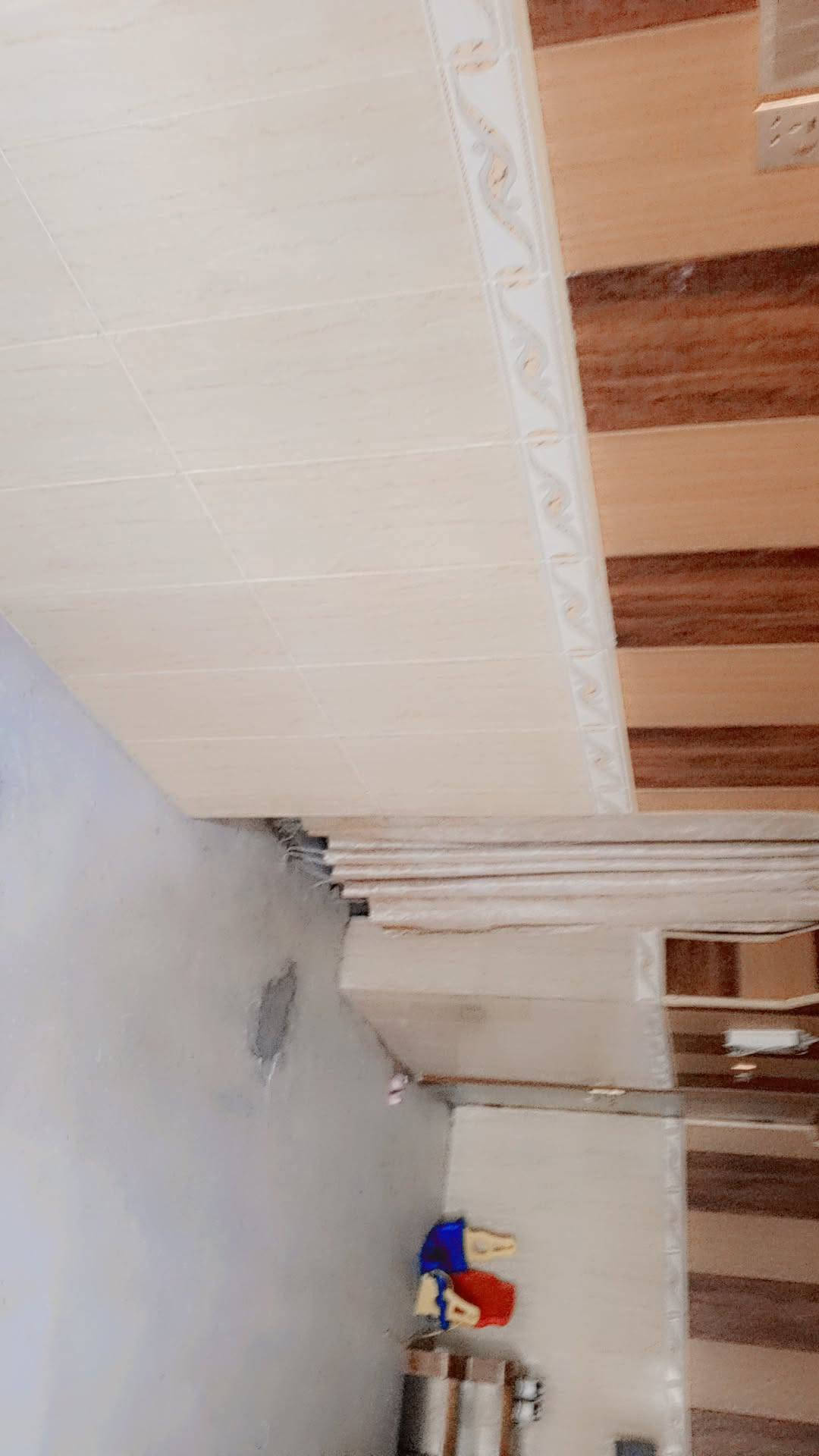 السلام عليكم البيت اللبيع طابو صرف مساحه 300 طابقين 4عرف نوم مع مطبخ وصحيات فوق وطابق الاول يحتوي على ستقبال ومدخل عرف نوم واحده وهول حمام ومطبخ رضي *********** سعر 225مليون وبي مجال قابل
