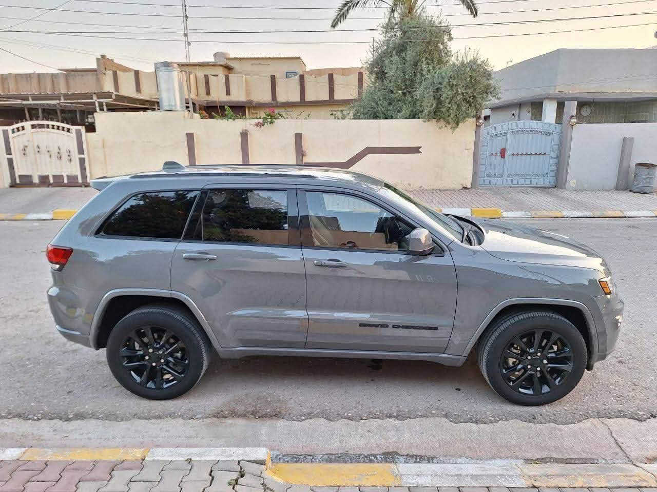 السلام عليكم
جيب بلاك توب
موديل 2021

لون سمنتي
حجم المحرك 6 سلندر
شاشه كبيرة مع GPS .ونظام كار بلي .
*   المقاعد جلد ومخمل و تدفئة 

*   ويل قياس 20 انج بلادي

*   تدفئة ستيرن .

*   تشغيل عن بعد .

*   صندوق كهربائي

رادر خلفي توقف ذاتي

*   حساسات خلفية 

*   كاميره خلفية دوارة .

‏. ( Auto Break System ) نظام بريك اوتو عند الرجوع الى الخلف *

حادثها بسيط موضح بلصور 

رقم سليمانيه تحويل مباشر بسمي

عنوان كركوك

للاستفسار ***********
***********
