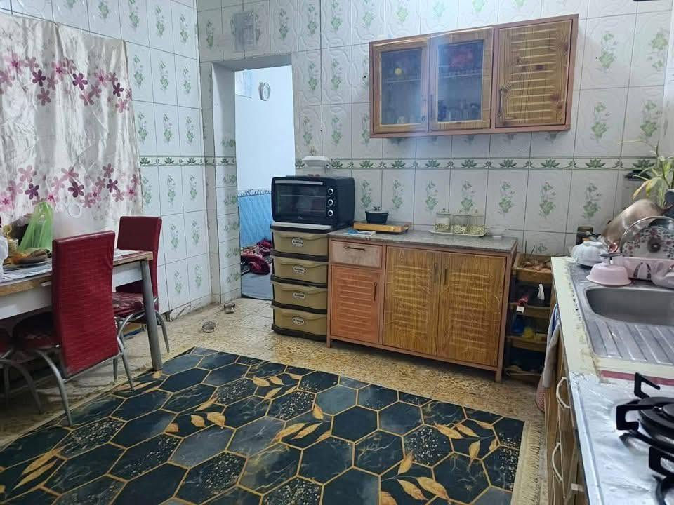 للبيع بيت 100 متر طابو صرف شارع 10 متر الشريط قطاع 73 حي ميسان يحتوي على غرفة و صالة و مطبخ و استقبال و صحيات السعر 115 وبي مجال للاستفسار اتصل ***********
