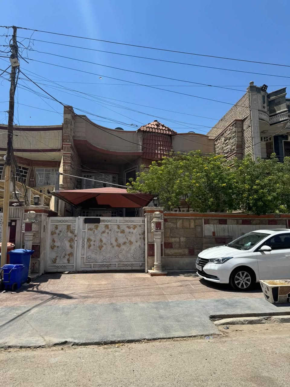 🏠دار حديث للبيع 
في منطقة حي البنوك / مقابل مستشفى البنوك
📎شارع عريض 15م + رصيف 5م

محلة 319

📎بناء نظيف جدا
🔸المساحة: 300م. سند مستقل
 🔸واجهة: 10م نزال 30م

يحتوي على 

🔸الطابق الارضي كراج + حديقة

 🔸استقبال + مطبخ حار بارد 
 🔸صالة كبيرة  
🔸+ حمام كبير + غرفة نوم كبيرة

🔸الطابق الاول 

🔸3غرف نوم كبيرة + حمام

للاستفسار الاتصال بالرقم التالي 
*********** 
او مراجعة مكتب الدار للوساطة العقارية 
الكائن في حي البنوك بداية شارع الكنيسة من جهة الجسر
📌المكتب مجاز من قبل غرفة تجارة بغداد وحاصل على شهادة وكيل عقاري معتمد لدى منصة عقاري
