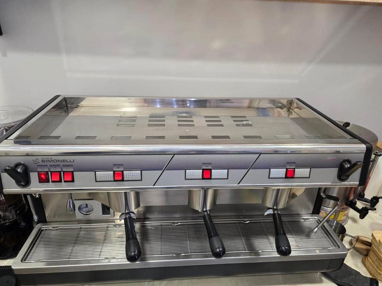 السلام عليكم
باريستا للبيع  simonelli الايطالي 
منوال 
3 كروب
بخار مياه حارة كله شغال تفحص يلا تاخذه
السعرر 17 ورقة
موجود بكوفي يم مستشفى الطفل بالاسكان المنصور 

(( ملاحظة: الباريستا موجود وشغال بالكوفي)
شراي على هذا الرقم ***********
