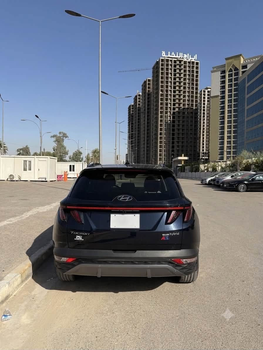 🚗 Hyundai Tucson 2024 Hybrid | هيونداي توسان 2024 هايبرد – وارد أمريكي
✨ السيارة جداً نظيفة وحالتها ممتازة – تصليح 100%  
🎨 اللون: نيلي | الداخل: أبيض  
📏 الممشى: 30 ألف كم

🔹 بانوراما  
🔹 كاميرات 360°  
🔹 تدفئة وتبريد مقاعد  
🔹 تشغيل بصمة  
🔹 حساسات أمامية وخلفية  
🔹 مواصفات عالية  
🔹 بدون إيرباك، بدون شاصي، بدون جسر، فقط تعديل الجاملغ الأمامي وخشم البنيد

💰 السعر: (205$)  
📍 بغداد – البنوك  
📞 ***********
