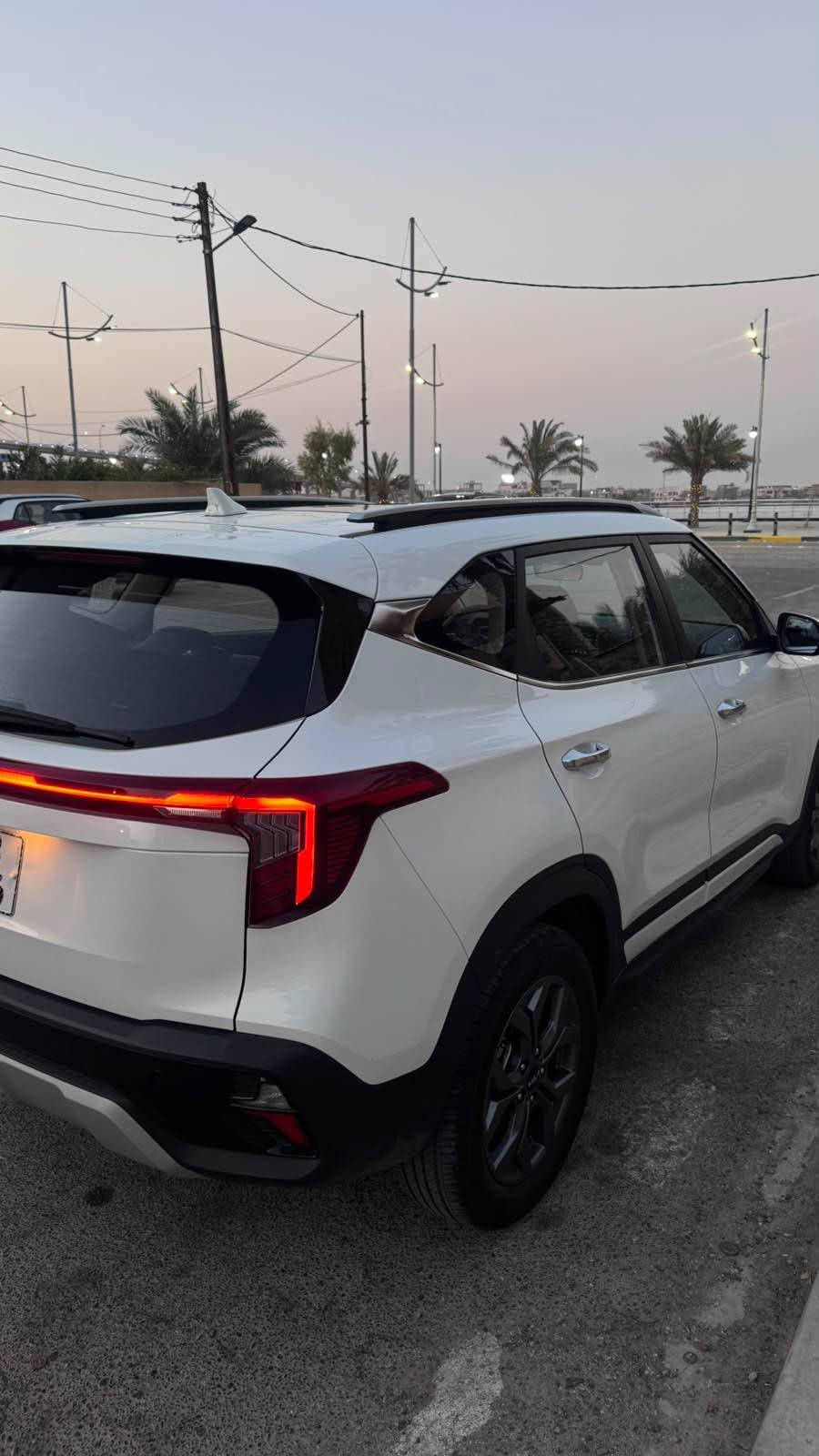🚘 Kia Seltos SX 2025

🔹 الموديل: Kia Seltos SX
🔹 سنة الصنع: 2025
🔹 المحرك: 1.6 لتر Turbo
🔹 القوة: 195 حصان
🔹 ناقل الحركة: أوتوماتيك 8 سرعات
🔹 الدفع: AWD دفع رباعي

✨ المواصفات والتجهيزات

• شاشة 10.25 إنش
• شاشة عدادات رقمية 10.25 إنش
• Apple CarPlay
• Android Auto
• نظام صوت Bose Premium
• شحن لاسلكي للهاتف
• Smart Key دخول ذكي
• تشغيل زر
• مقاعد جلد
• مقعد السائق كهربائي
• تبريد المقاعد الأمامية
• فتحة سقف كهربائية
• مكيف أوتوماتيك
• مقود رياضي Flat Bottom
• Ambient Lighting إضاءة داخلية
• مصابيح أمامية LED
• مصابيح خلفية LED
• جنوط 18 إنش
• مرايا كهربائية
• إشارات انعطاف بالمرايا
• زجاج خلفي مظلل
• باب خلفي كهربائي

🛡️ أنظمة الأمان

• رادار أمامي
• كاميرا خلفية
• حساسات ركن
• مثبت سرعة ذكي
• نظام المحافظة على المسار
• نظام متابعة المسار
• مراقبة النقطة العمياء
• تحذير حركة المرور الخلفية
• نظام التحذير ومنع الاصطدام الأمامي
• كشف المشاة والدراجات
• Highway Driving Assist
• مراقبة ضغط الإطارات
• وسائد هوائية متعددة
*********** البصرة, العراق
