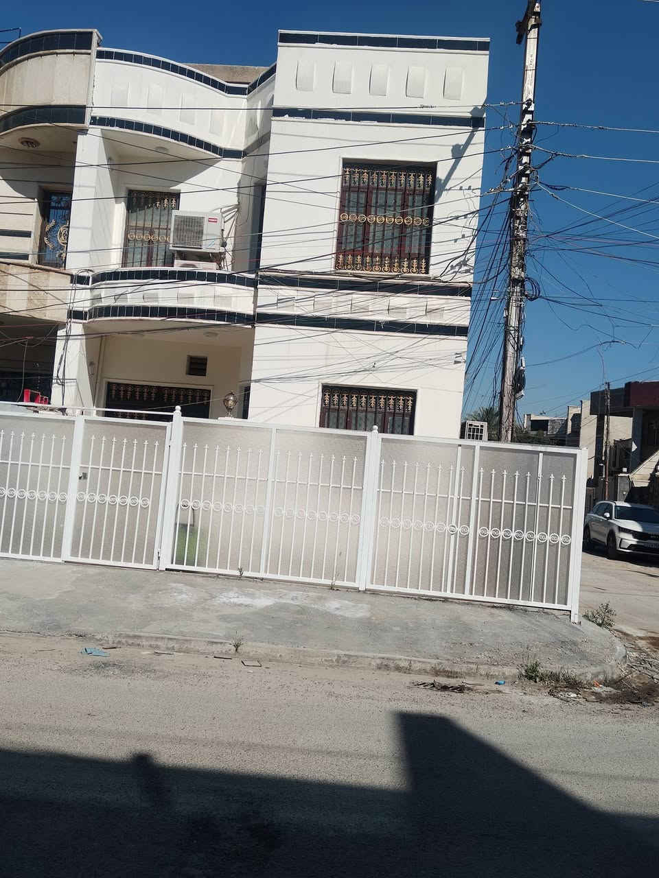 ٥٠م ركن شارع ١٥ م مع رصيف ٣م شارع النمور مربع المنطاد دخلة النمور طابقين مدخلين جبهه ٦.٢٥ الأرضي صاله ومطبخ وصحيات الطابق الأول ٢نوم وحمام وحده سويت للبيع م الصفا للعقار ابو ايهاب هاتف *********** السيديه
