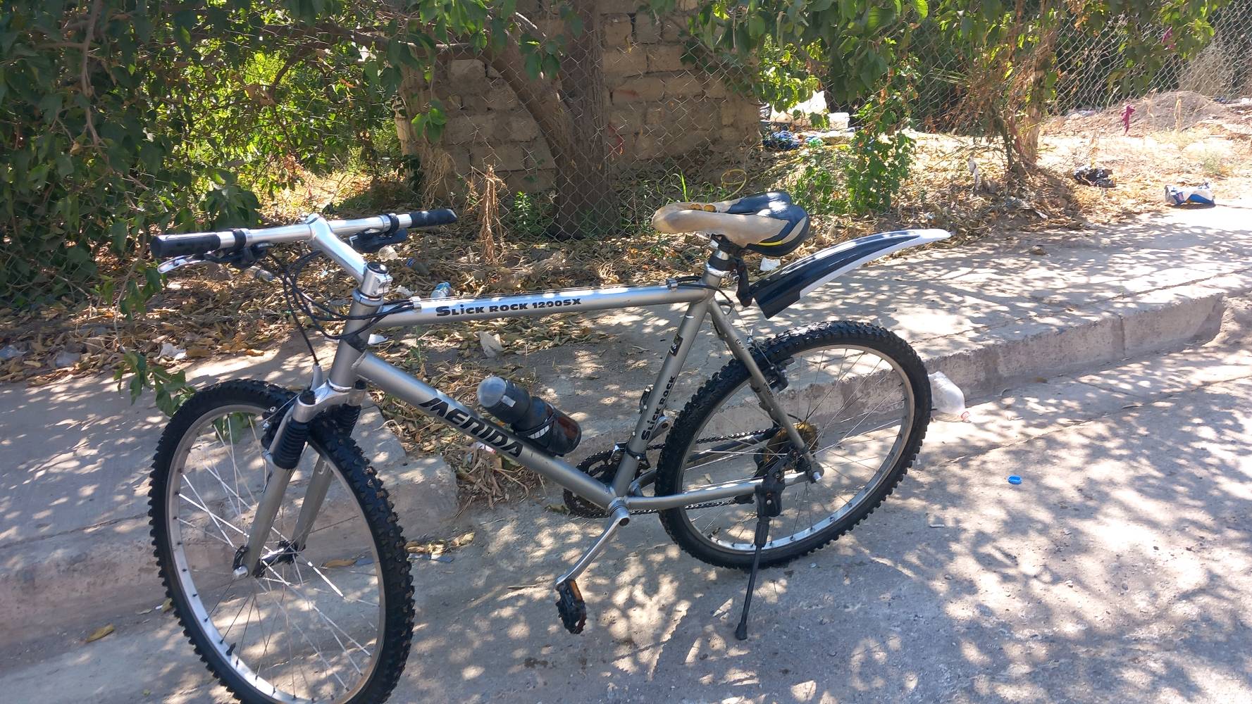 سلام عليكم. 
🚲 بايسكل Merida أصلي للبيع 🚲
​للبيع بايسكل ميريدا (Merida) جبلي نظيف وجاهز للاستخدام مباشرة بدون اي نواقص
​النوع: ميريدا (Merida) أصلي متين وقوي. فريم عالي
​بحالة جيدة تايرات جبلية خشنة 
​السعر: 125 و بيه مجال
​الموقع: موصل_سومر 
​للتواصل والاستفسار: خاص.او واتساب ***********