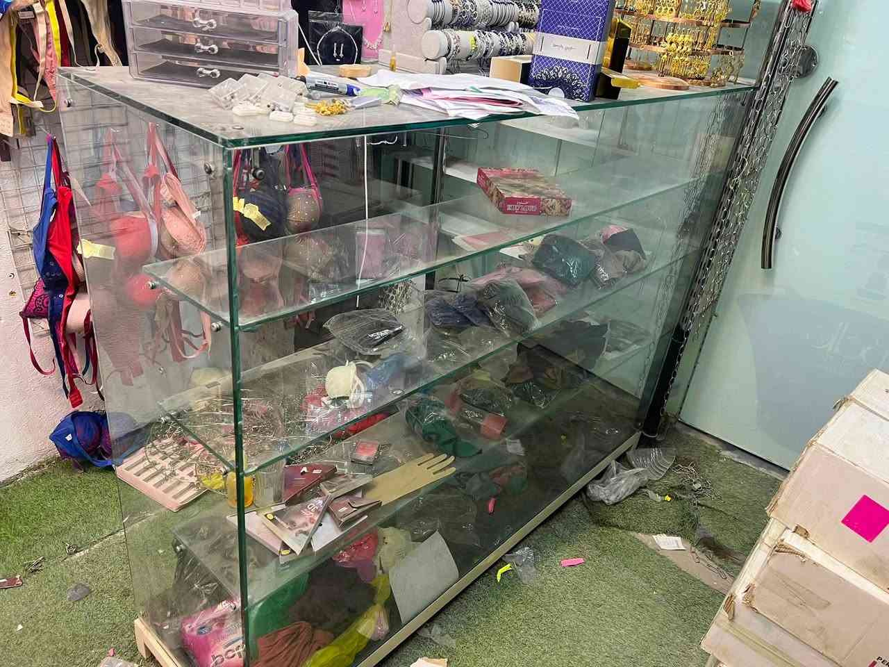 رفوف وميز جام للبيع ***********
