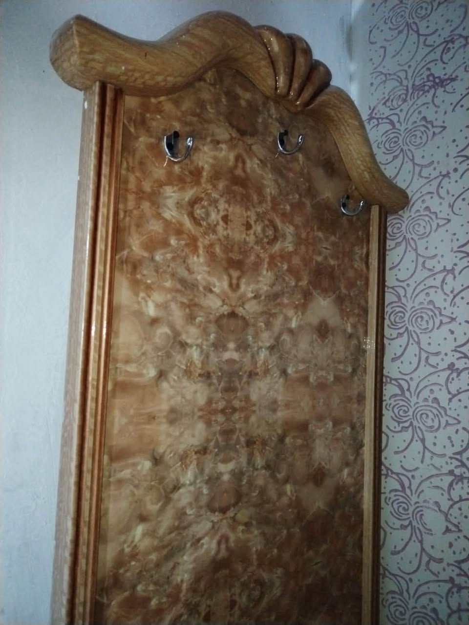 سلام عليكم غرفه اخشاب صاج للبيع السعر 550وبيه مجال مكان حي الحكيم ***********لاستفسار
