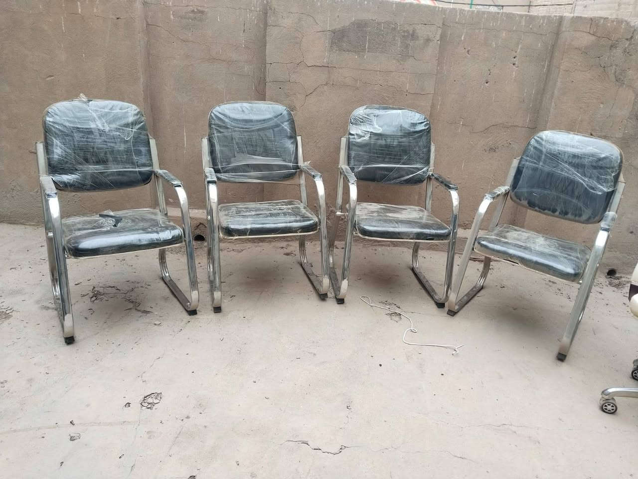مستعمل نظيف يصلح اثاث شركه السعر 350,000 وقابل للنقصان للتواصل معنا واتساب ***********
