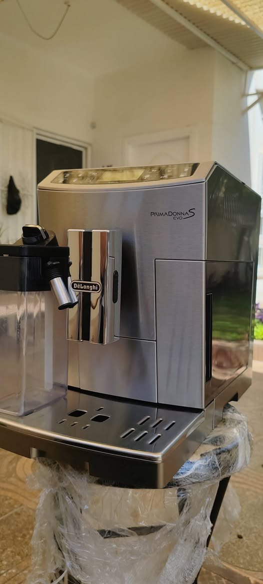 المواصفات والميزات الرئيسية لآلة القهوة De'Longhi PrimaDonna S EVO:
نظام LatteCrema الذكي: تحضير رغوة حليب غنية وكثيفة للكبوتشينو واللاتيه تلقائياً.  
​مطحنة مدمجة: مطحنة حبوب القهوة مدمجة مع إمكانية تعديل درجة الطحن حسب الرغبة.
​شاشة عرض رقمية (LCD): شاشة تفاعلية مع أزرار لمس لسهولة اختيار المشروبات وإعدادها.  
​خيارات مشروبات متعددة: تحضير الإسبريسو، الكابتشينو، اللاتيه ماكياتو، والماء الساخن بنقرة زر واحدة.
​إمكانية تخصيص المشروب: التحكم في قوة القهوة، كمية الماء، ودرجة الحرارة.
​تنظيف تلقائي: نظام تنظيف ذاتي للأنبوب وإبريق الحليب بعد كل استخدام.  
​هيكل من الفولاذ المقاوم للصدأ (ستانلس ستيل): تصميم أنيق ومتين.  
​إمكانية استخدام القهوة المطحونة: تحتوي على فتحة خاصة لاستخدام القهوة المطحونة بدلاً من الحبوب.
سعر 550الف 
نضافة 98%
***********
