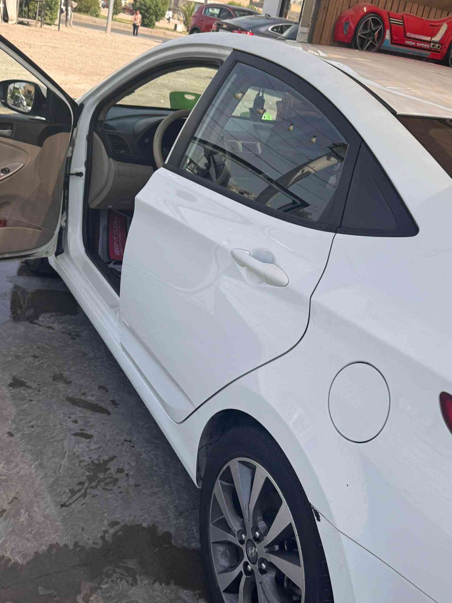 اكسنت 2016باسمي خليجية بيه قطعة صبغ بالجاملغ وشوية بالباب اثر ضربة خفيفة نتيجة سمكري خربه الية وصبغته جانت تصلح ع بارد مكينة 1600سيارة فول مواصفات خير من الله 
تبريد حلوو تخم تاير جديد ماشية 84 الف كيلوو  مكانه بغداد الغزالية 
***********

