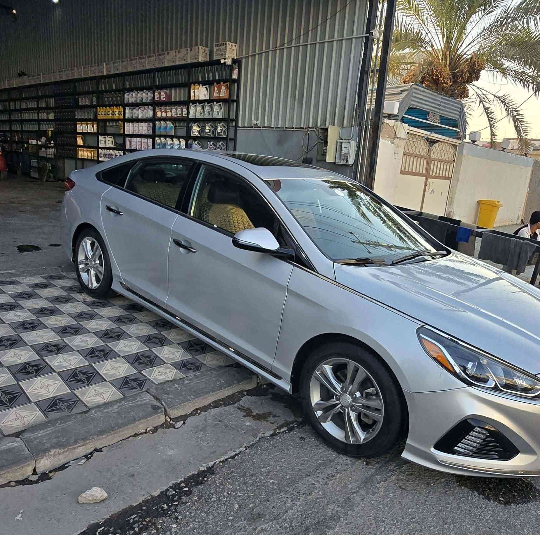 السلام عليكم...
سوناتا موديل 2018 
سبورت وارد امريكي فول مواصفات بانوراما بصمه تحكم 
ضررها ثلاث قطع تبديل جاملغ جهة سايق تبديل والجنطه والبنيد 
ماشيه ١١٤ ميل
رقم نجف انكليزي باسمي 
سنويه بسمي لحد ٢٠٣٠

الـ شراي يتصل ويدلل ***********
