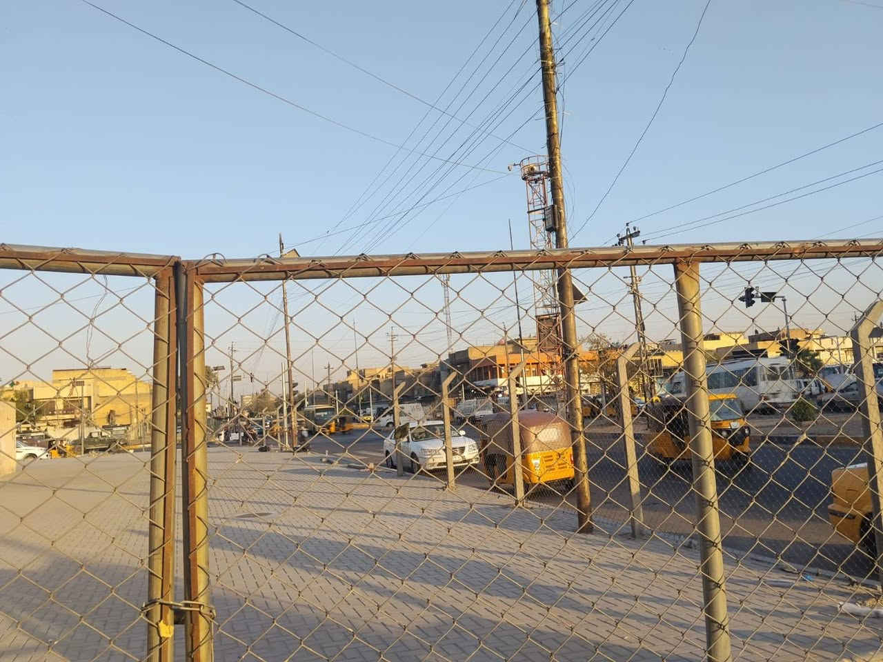 سلام عليكم بيت ومحل المساحة ١٢٠ متر   البيع مجر حالين بل ٣٠٠ قطاع ٨٠ مقابل ٧٩ مدينة الصدر ***********
