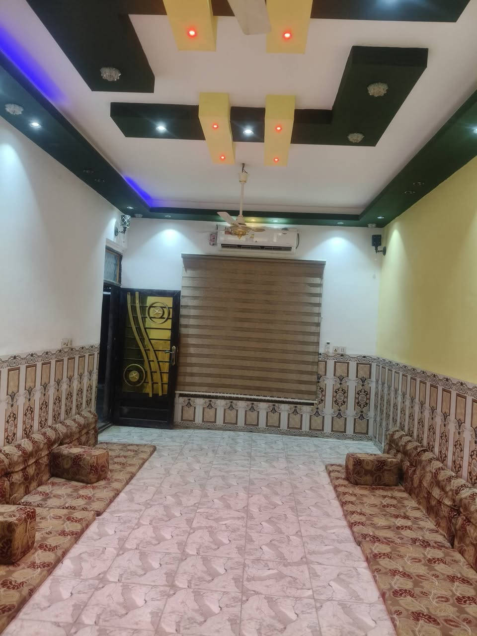 السلام عليكم دار للبيع في كربلاء حي ام البنين 200 متر يحتوي علئ استقبال ومطبخ وصاله وثلاث غرف وحمام داخلي وصحيات خارجي / للاتصال ***********
