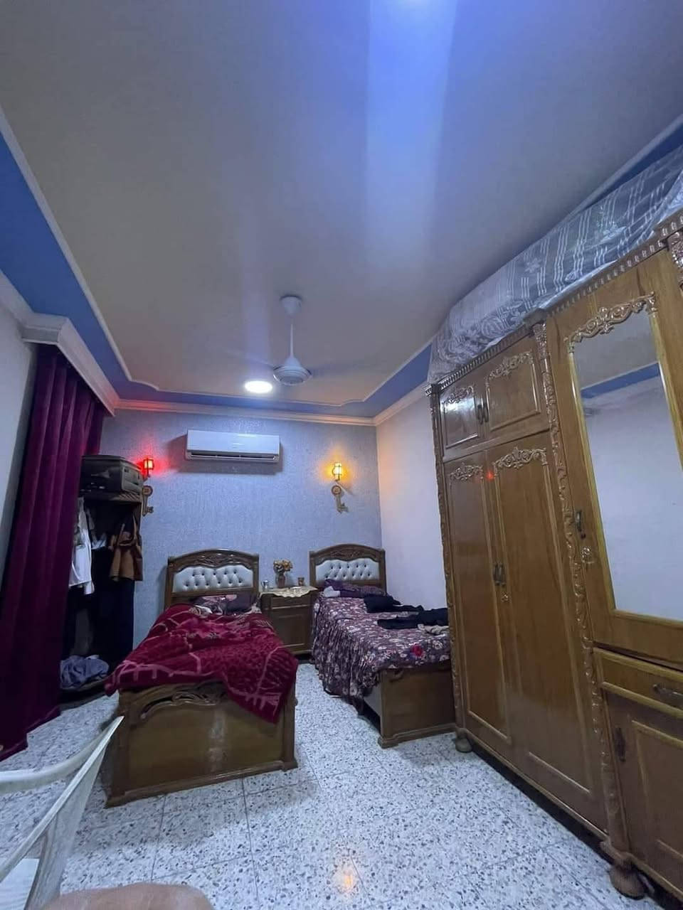 دار للبيع شعب شارع صحة خلف جامع لامبرقع  طابو ملك صرف مساحة ١٣١ متر بناء حديث ٢٠٢٠ درجة اولة متعوب عليه لبيت يتكون من ٣ طوابق طابق لأول ستقبال وهول ومطبخ وغرفة نوم وصحيات ومناور ٢ طابق ثاني يتكون من ٣ غرف وطابق ثالث غرفة وصطح 
سعر ٣١٥ وبي مجال للتواصل ***********
