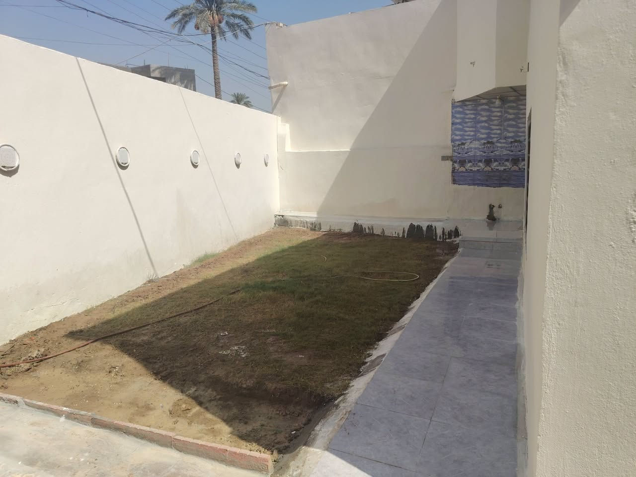 يالله سلام عليكم دار للبيع بغداد المدائن قرب السوك الإمام سلمان المحمدي ع بستان الكراغول مساحه ٢٣٠ متر يتكون الدار من غرفتين نوم وصاله واستقبال ومطبخ وكراج سيارة حديقه صحيات داخلية خارجيه خدمات كامله تبليط كهرباء ماء مجاري ثقيلة ومطار السعر ٨٠ وبي مجال للاستفسار الاتصال على الارقام *********** أو *********** وات ساب

