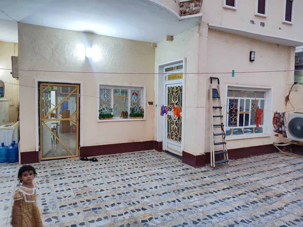 للبيع مساحه 200 متر غرفتين نوم وصالة ومطبخ واستقبال وحمام داخلي وصحيات خارجيه ارضيه مرمر طارمه كاشي السقف عكاده والطارمه كونكريت صب بجانب مجمع بيسان بناء حديث 130 وبي مجال.            ***********
