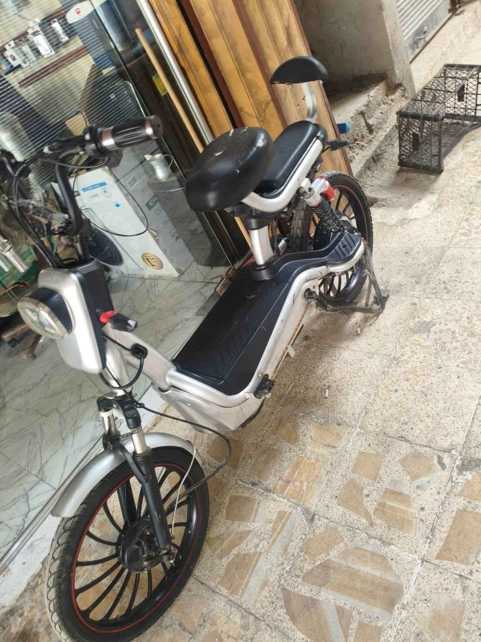 ماطور شحن للبيع شرط 
اشاير شغاله ✅
لايتات امامي خلفي شغالات ✅
بس مابيه بطاريات ❎ 
عقل وملف شرط ✅ 
الاستفار على هاذا الرقم *********** بي وتساب وال خاص مفتوح 😎
