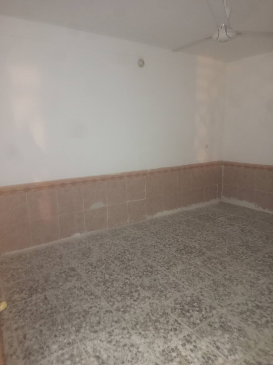 دار للايجار حي العداله شارع 15 بسباره البيت مكتب حي السواق مساحه البيت 200 متر
***********
