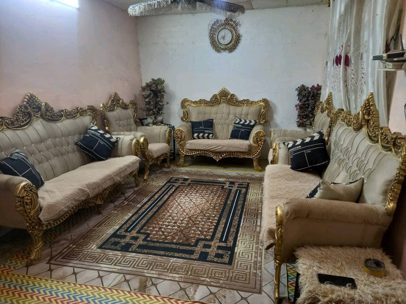 قنفات ملكيه ١٠ مقاعد 
نضيف
بغداد _الكرج
250الف