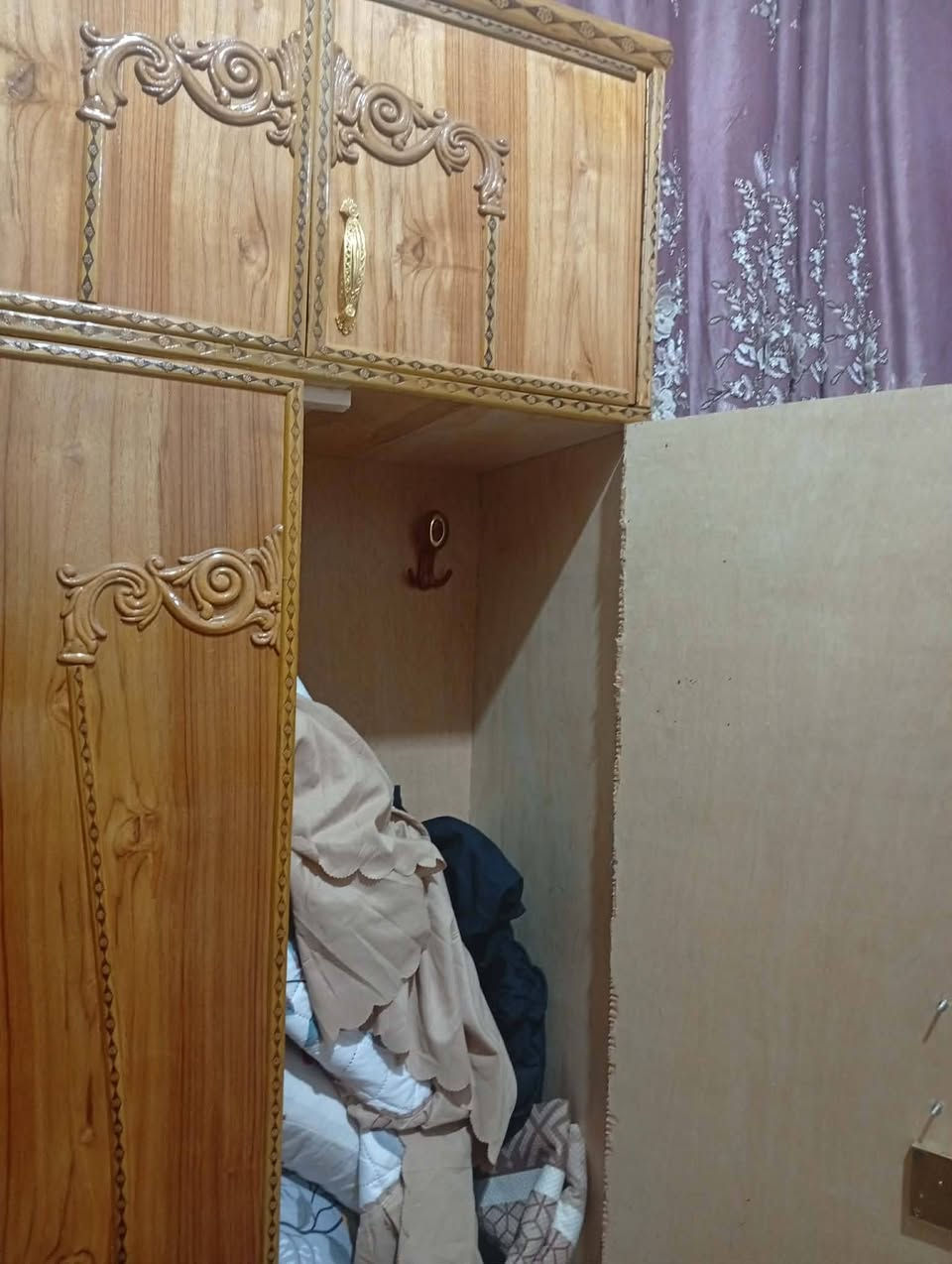 غرفه اخشاب • نضيفه • قابل للتفاوض