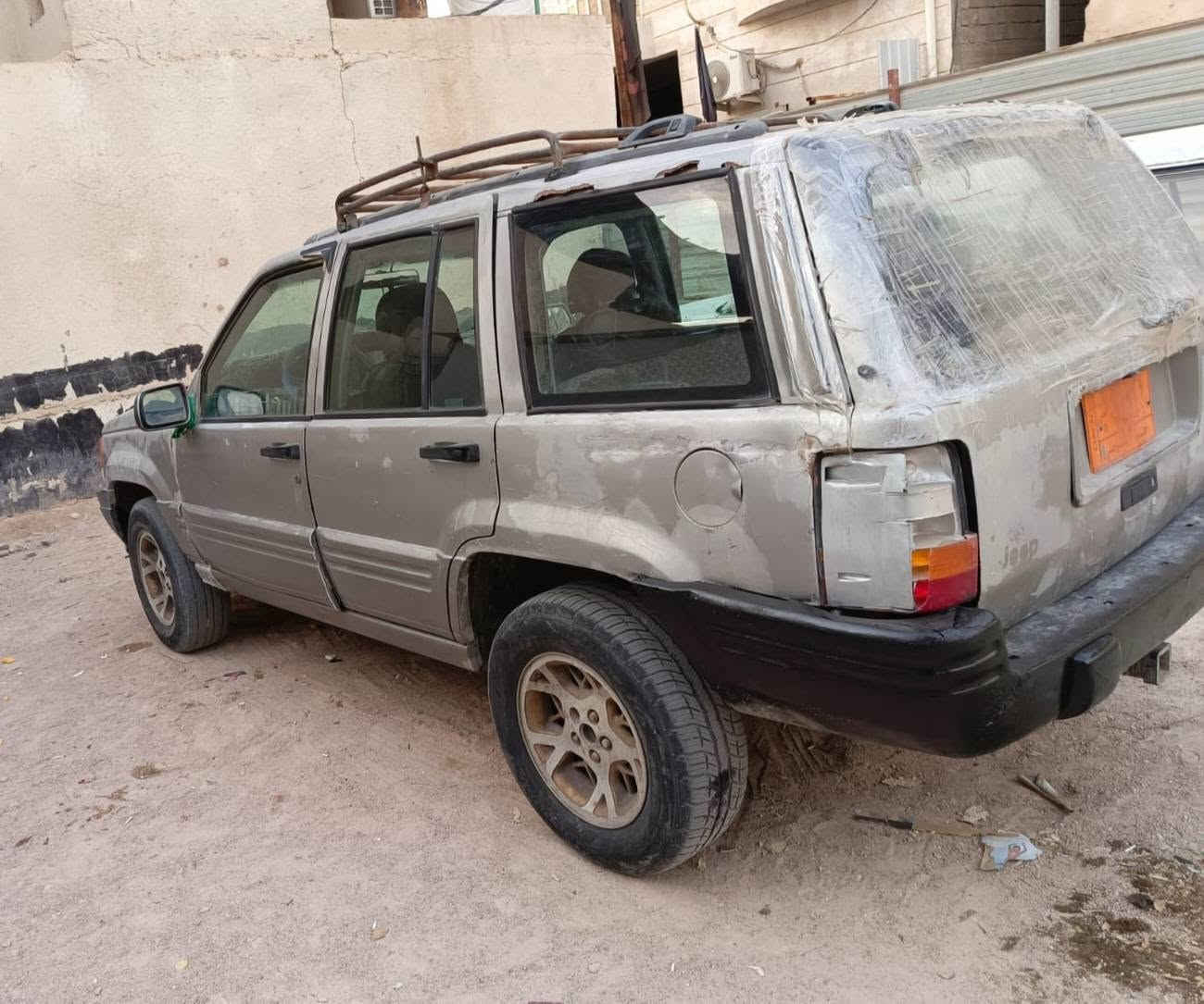 للبيع جيب شيروكي مديل 97 محوره كير ومحرك vvt2500 اتوماتيك سياره شغاله رقم انبار خصوصي بس راعيه ماندله ابيع بدون راعي السعر 14 ورقه الشراي يتصل مكانه البصره *********** .
