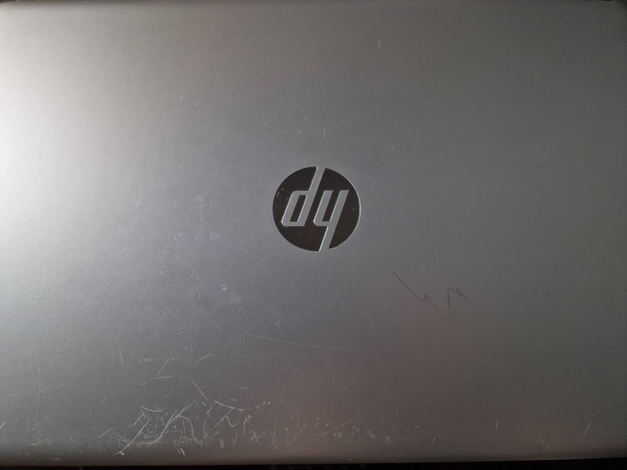 لابتوب HP Laptop 15-da1xxx بحالة ممتازة للاستخدام اليومي والدراسي/المكتبي

​💻 المواصفات التقنية:

-​المعالج (CPU): Intel Core i7-8565U (تردد يصل إلى 1.99 GHz مع 4 أنوية)

-​الذاكرة العشوائية (RAM): 8 جيجابايت

-​كرت الشاشة (GPU): Intel UHD Graphics 620

-​مساحة التخزين (Storage): 1 تيرابايت (932 GB متاحة)

-​نظام التشغيل: Windows 11 Home الأصلي

​✨ مميزات الجهاز:

-​سرعة وأداء سلس: مزود بـ SSD يجعل فتح النظام والبرامج لحظياً.

-​معالج i7 جيل ثامن: ممتاز للتصفح، الأوفيس، والدراسة.

-​تخزين واسع: 1 تيرا لكل ملفاتك وفيديوهاتك.

-​تجربة إبداعية: جربت عليه After Effects (احدى نتائج فيديوهاتي الممنتجه عليه موضحه في الفيديو المرفق) وصمد بشكل ممتاز كاستخدام استثنائي.

​📌 الحالة: نظيف ويعمل بكفاءة عالية (يوجد شخوط خفيفة على الظهر واضحة بالصورة).

🔌 الملحقات: الشاحن الأصلي.

السعر: 350 الف

الواتساب : ***********

نص مكتوب في الصور:
- البحث عن إعداد
- النظام > حول
- إعادة تسمية هذا الكمبيوتر
- USER
- HP Laptop 15-da1xxx
- نسخ
- معلومات الجهاز
- اسم الجهاز USER
- المعالج Intel(R) Core(TM) i7-8565U CPU @ 1.80GHz (1.99 GHz)
- ذاكرة RAM المثبتة ٨,٠٠ غيغابايت (٧,٨٩ غيغابايت مستخدم)
- بطاقة الرسومات Intel(R) UHD Graphics 620 (128 ميغابايت)
- مساحة التخزين ٤٦٢ GB من ٩٣٢ GB تم استخدام
- معرف الجهاز F5BC5220-EA32-4613-A508-2F1BB4D6584F
- معرّف المنتج 00325-96603-54599-AAOEM
- نوع النظام نظام تشغيل بإصدار 64 بت ومعالج يستند إلى x64
- القلم واللمس لا يتوفر إدصال باللمس أو بالقلم لجهاز العرض هذا
- ارتباطات ذات صلة المجال أو قاعدة المعارف حماية النظام إعدادات النظام المتقدمة
- معلومات Windows
- الإصدار Windows 11 Home
- الإصدار 25H2
- تم التثبيت في ٢٠٢٥/٠٢/١٧
- إصدار نظام التشغيل ٢٦٣٠٠,٩٤٥٧
- حزمة الميزات Windows 1000.26100.360.0
- اتفاقية خدمات Microsoft
- شروط ترخيص برامج Microsoft