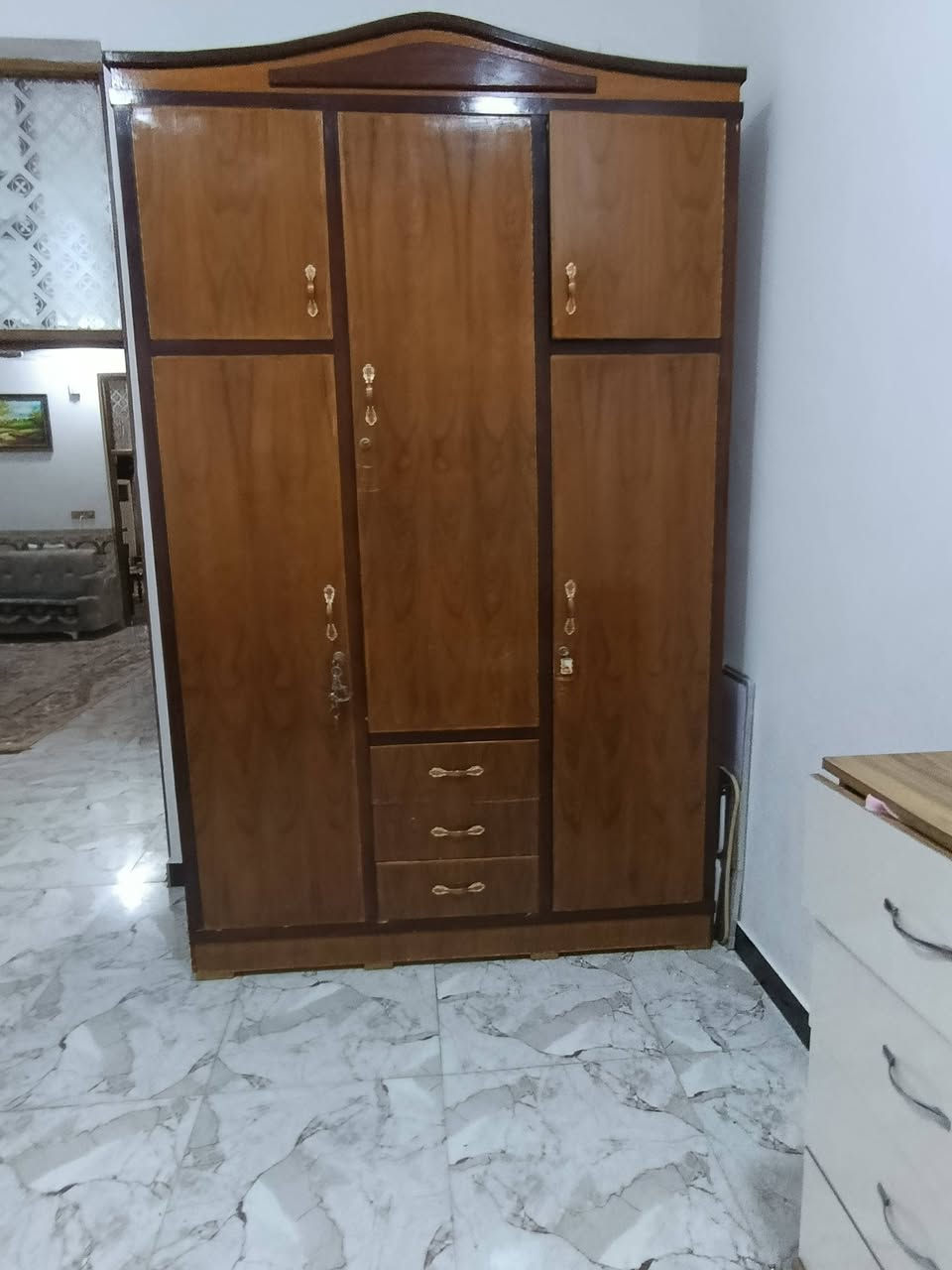 كنتور صاج تسكام ارتفاع ٢متر و٦٥ والعرض متر و٦٥ 
والعمق ٦٠سم نجاره السعر ٢٨٠ مكان كوت/داموك
اتصال***********
