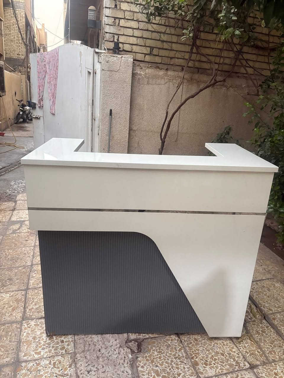 السلام عليكم ميز مكتبي او رسبشن  انارة بي والخشب ثقيل نوعية ممتازة اخو الجديد استخدام شهر 
سعرة 200 الف 
***********
مكان بغداد -كريعات
