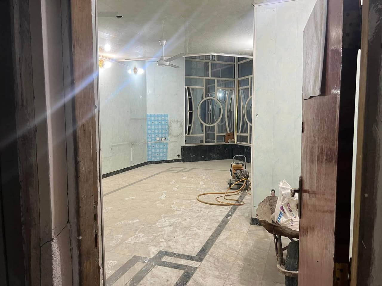 السلام عليكم
بيت للبيع المساحه 380 م
مكانه بغداد الحبيبية قرب حسينية شهداء شمر 
بيت نظيف مرتب وجبير بي خمس غرف وحمام مطبخ وصالة وحمام سويت كامل والشراي يتصل 
رقم الهاتف(***********)احمد السلطان
