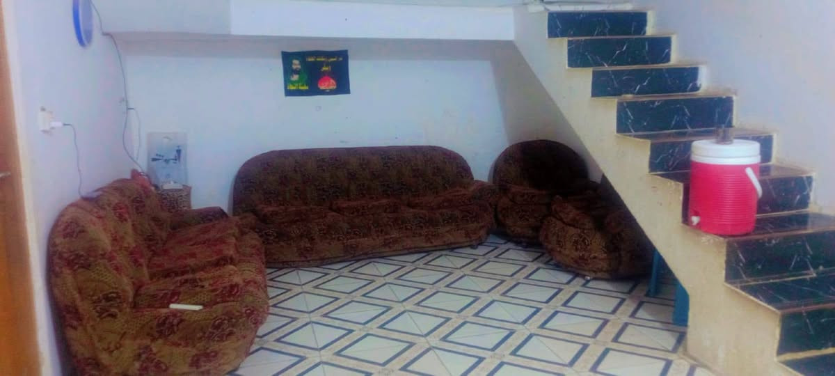 السلام عليكم دار للبيع في الكوت حي الجودين شارع النفط
المساحه 250 
الواجهه 8 متر
نزال28 متر
يبعد عن الشارع العام 200 متر 
 في شارع مدرسه شهيد مصطفى كريم الابتدائيه يبعد عن 200 متر / 

يتكون من  ///////
غرفتين 
صاله 
مطبخ استقبال 
صحيات خارجيه 
حمام 
ترك + منور 
للاستفسار الاتصال ع الرقم  // ابو ساره 
***********
***********
